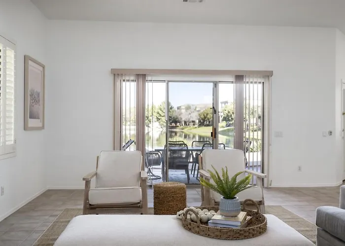 Gorgeous Lakefront Paradise W Pool & Views Holiday home *