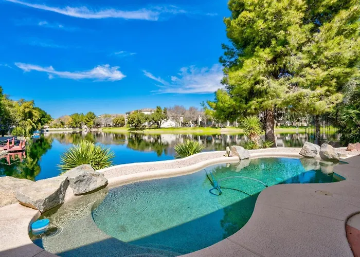 Gorgeous Lakefront Paradise W Pool & Views *