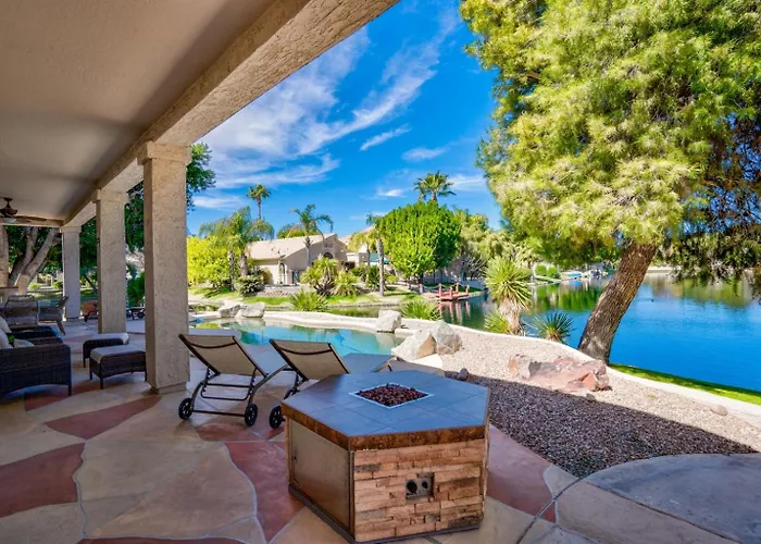 Gorgeous Lakefront Paradise W Pool & Views Holiday home