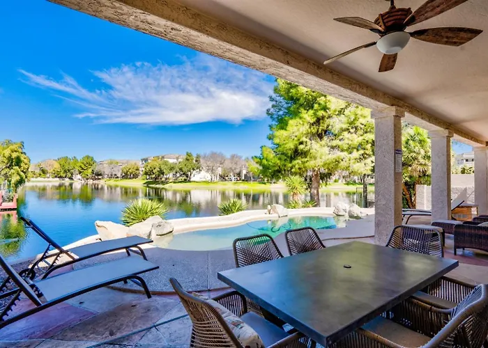 Gorgeous Lakefront Paradise W Pool & Views Holiday home